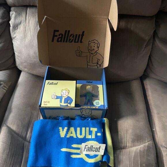 FALLOUT COLLECTOR BOX 5 PIECES VAULT BOY PLANTER, VAULT TEC SCARF, PIN, FIGURINE - Picture 8 of 16